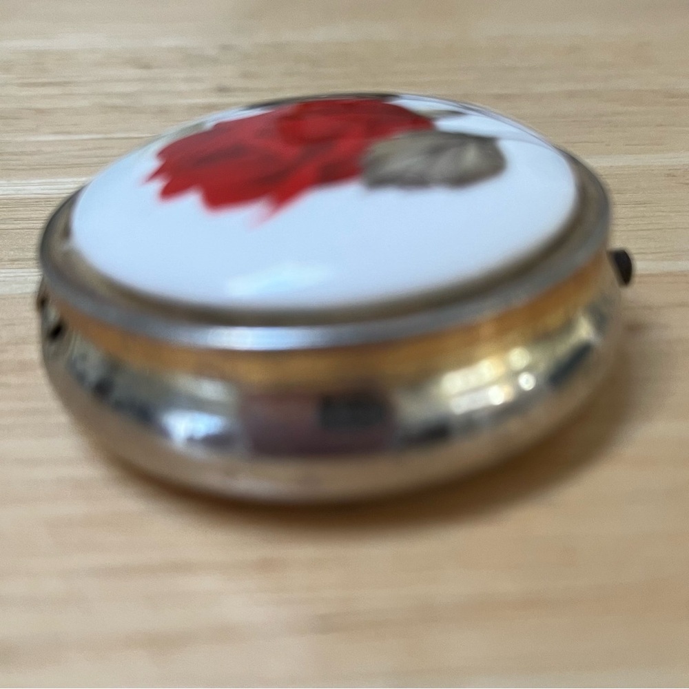 Vintage (?) pill Box Red Rose Flower Divided Made in Japan - Picture 11 of 14
